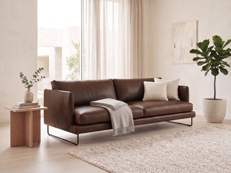 JACKSON odinė sofa – Africa Tabac oda, interjeras