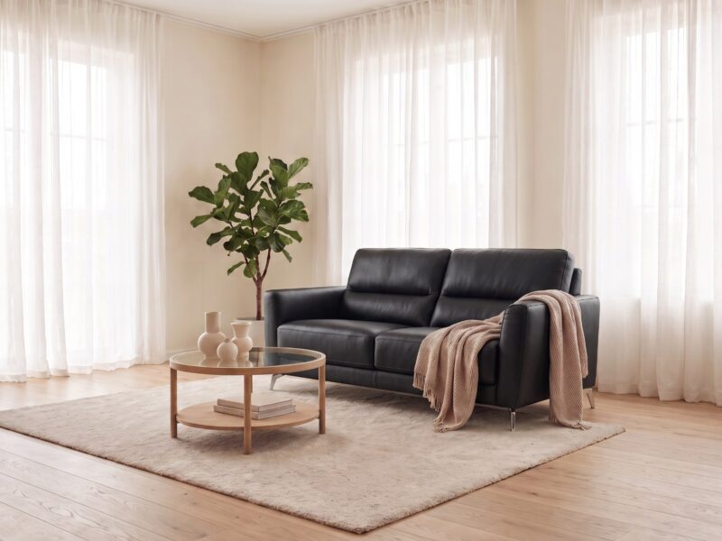 RALPH odinė sofa – Africa Superblack oda, interjeras